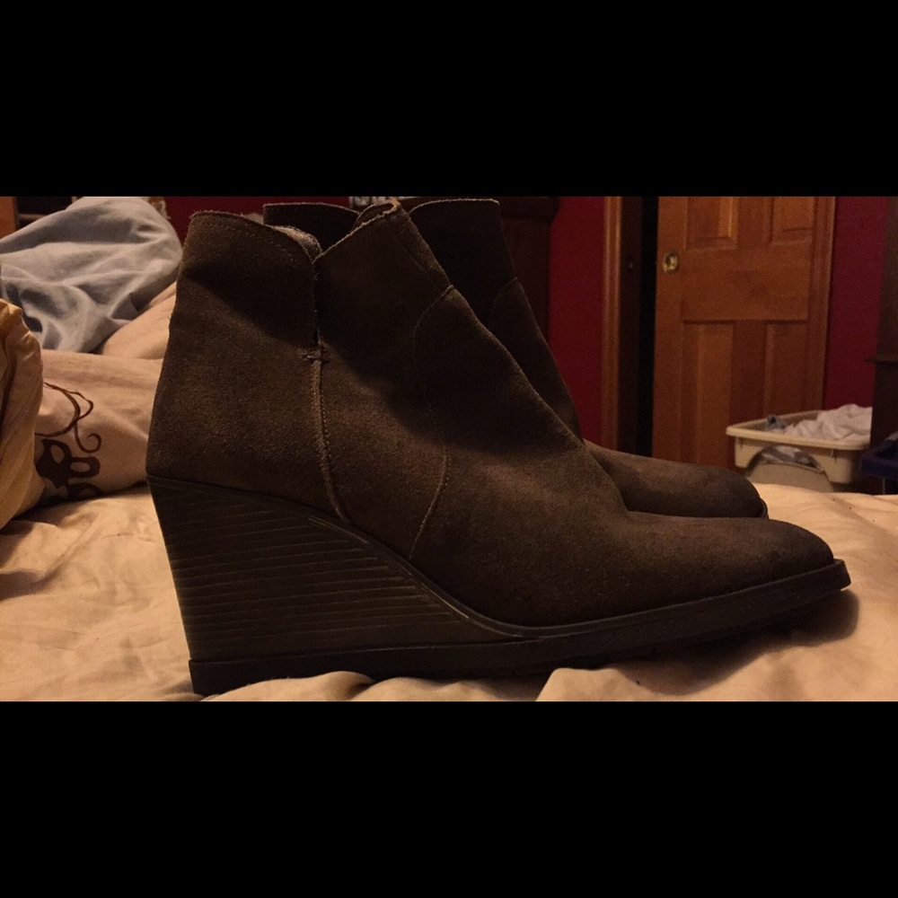 Kenneth Cole size 10 suede brown booties